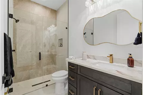 Bath - 2914 W Walnut St, Tampa, FL 33607 photo 7 of 9