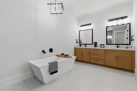 Bath - 2914 W Walnut St, Tampa, FL 33607 photo 2 of 9