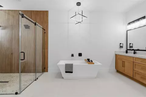Bath - 2914 W Walnut St, Tampa, FL 33607 photo 1 of 9