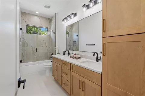 Bath - 2914 W Walnut St, Tampa, FL 33607 photo 8 of 9
