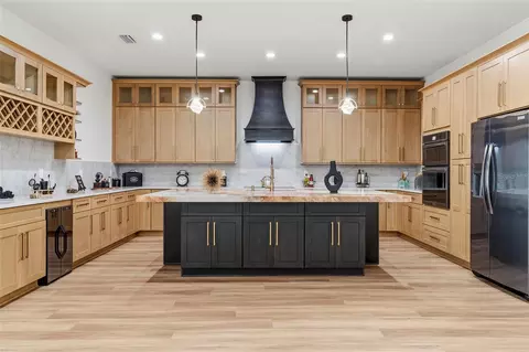 Kitchen - 2914 W Walnut St, Tampa, FL 33607 photo 4 of 14