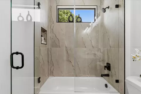Bath - 2914 W Walnut St, Tampa, FL 33607 photo 9 of 9