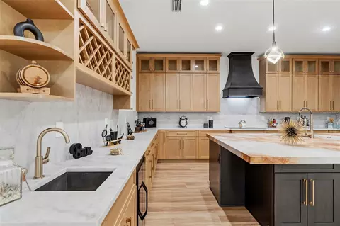 Kitchen - 2914 W Walnut St, Tampa, FL 33607 photo 7 of 14
