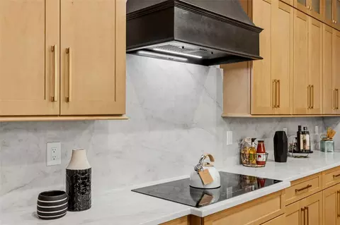 Kitchen - 2914 W Walnut St, Tampa, FL 33607 photo 9 of 14