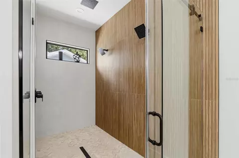 Bath - 2914 W Walnut St, Tampa, FL 33607 photo 5 of 9