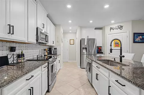 Kitchen - 10228 Echo Dock Loop, San Antonio, FL 33576 photo 6 of 6