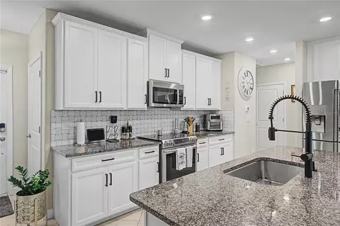 Kitchen - 10228 Echo Dock Loop, San Antonio, FL 33576 photo 4 of 6