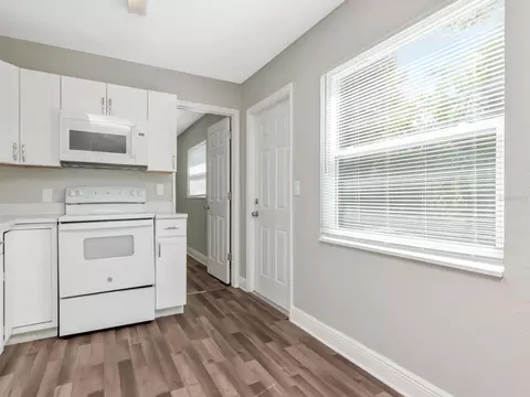 Kitchen - 1209 62nd Ave E, Bradenton, FL 34203 photo 3 of 7