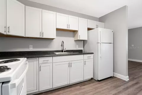 Kitchen - 1209 62nd Ave E, Bradenton, FL 34203 photo 5 of 7