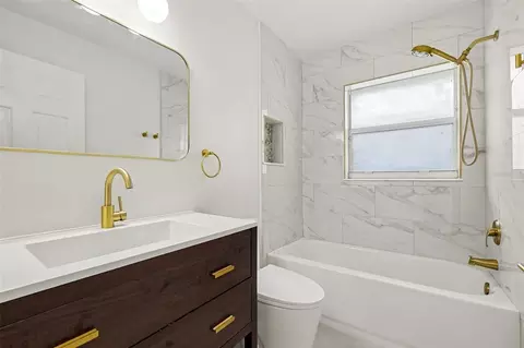 Bath - 10324 Summerview Cir, Riverview, FL 33578 photo 2 of 2