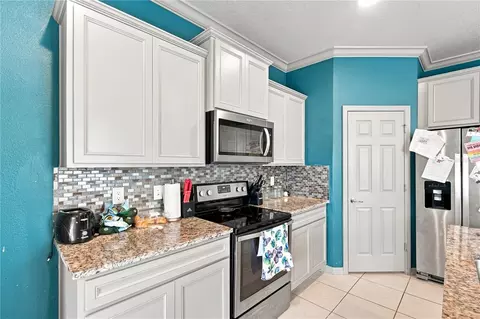 Kitchen - 9237 Hillcroft Dr, Riverview, FL 33578 photo 4 of 5