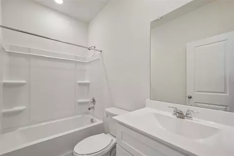 Bath - 10534 Curving Creek Loop, Parrish, FL 34219 photo 1 of 2