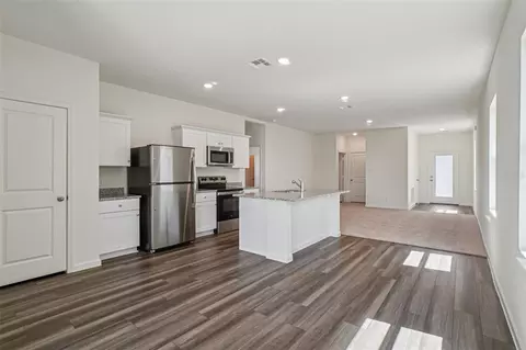 Kitchen - 10534 Curving Creek Loop, Parrish, FL 34219 photo 3 of 3
