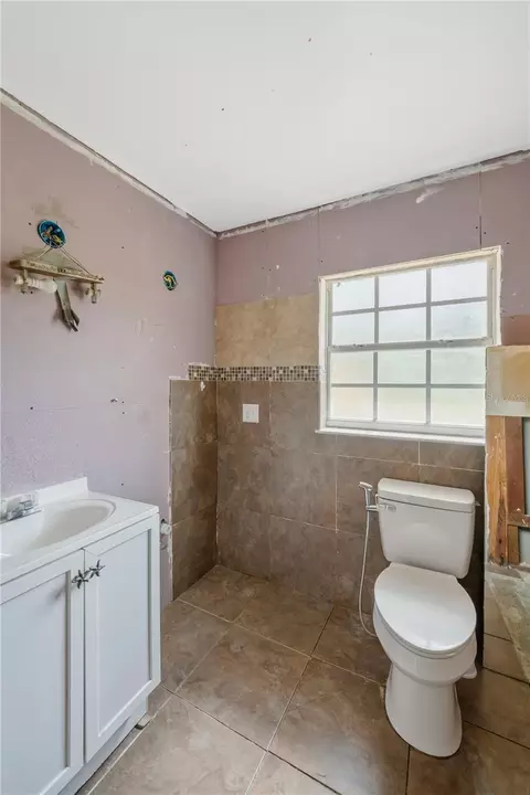 Bath - 1619 N Dover Rd, Dover, FL 33527 photo 1 of 1