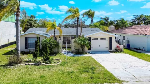 9826 Island Harbor Dr, Port Richey, FL 34668
