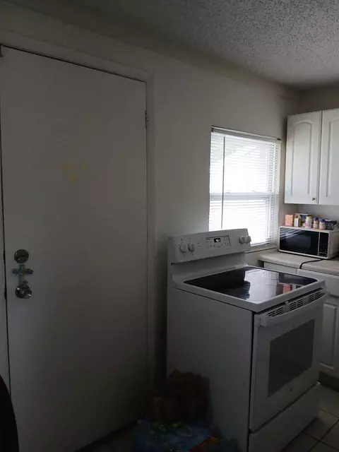 905 Beverly Ave, Largo, FL 33770 photo 4