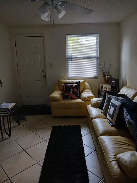 905 Beverly Ave, Largo, FL 33770 photo 3
