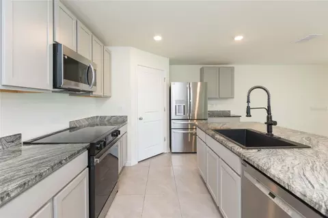 Kitchen - 10732 Chippewa Dr, Parrish, FL 34219 photo 3 of 4
