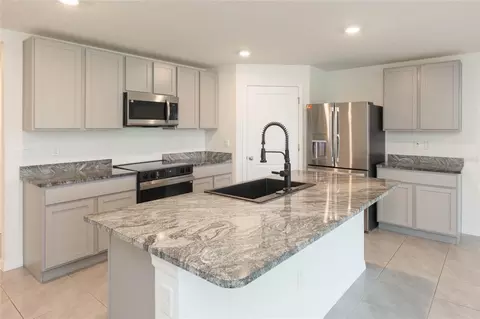 Kitchen - 10732 Chippewa Dr, Parrish, FL 34219 photo 2 of 4