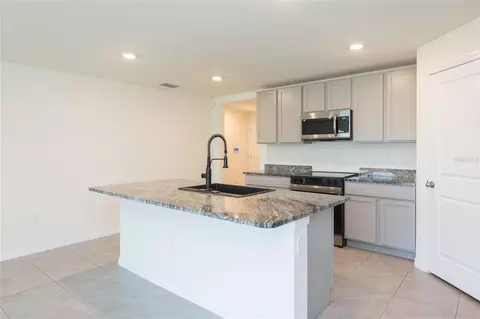 Kitchen - 10732 Chippewa Dr, Parrish, FL 34219 photo 4 of 4