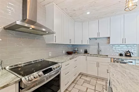 Kitchen - 7151 121st Ave, Largo, FL 33773 photo 4 of 6