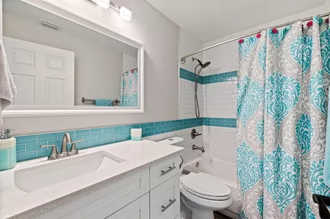Bath - 7151 121st Ave, Largo, FL 33773 photo 3 of 3