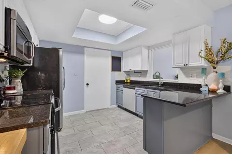 Kitchen - 508 Cocoplum Dr, Seffner, FL 33584 photo 2 of 4