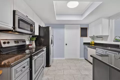 Kitchen - 508 Cocoplum Dr, Seffner, FL 33584 photo 3 of 4