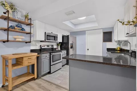 Kitchen - 508 Cocoplum Dr, Seffner, FL 33584 photo 4 of 4