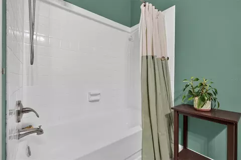 Bath - 508 Cocoplum Dr, Seffner, FL 33584 photo 3 of 3
