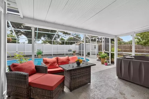 Exterior - 508 Cocoplum Dr, Seffner, FL 33584 photo 7 of 18