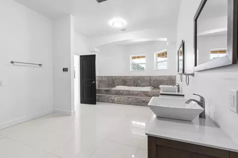 Bath - 11250 Mcmullen Rd, Riverview, FL 33569 photo 11 of 12