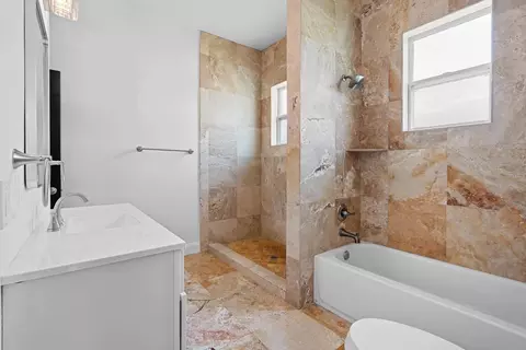 Bath - 11250 Mcmullen Rd, Riverview, FL 33569 photo 4 of 12