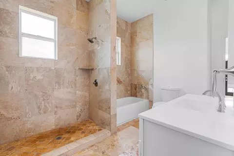 Bath - 11250 Mcmullen Rd, Riverview, FL 33569 photo 5 of 12