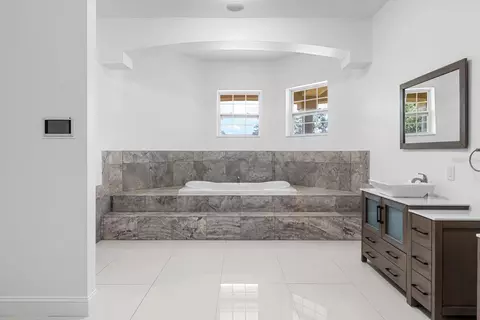 Bath - 11250 Mcmullen Rd, Riverview, FL 33569 photo 10 of 12