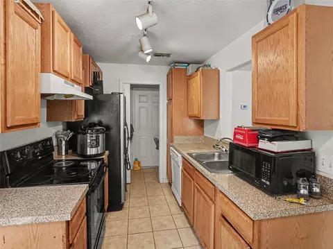 Kitchen - 94 E 18th St, Apopka, FL 32703 photo 2 of 2