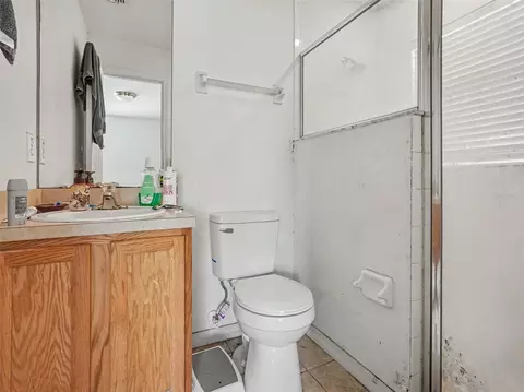 Bath - 94 E 18th St, Apopka, FL 32703 photo 2 of 2