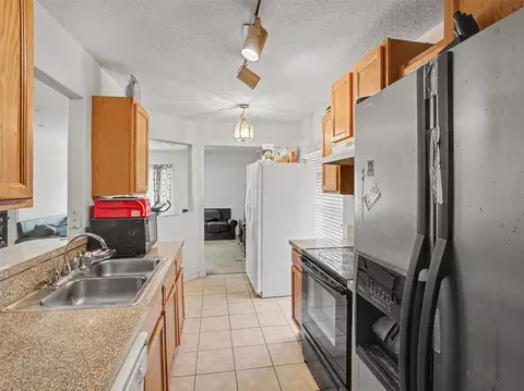 Kitchen - 94 E 18th St, Apopka, FL 32703 photo 1 of 2