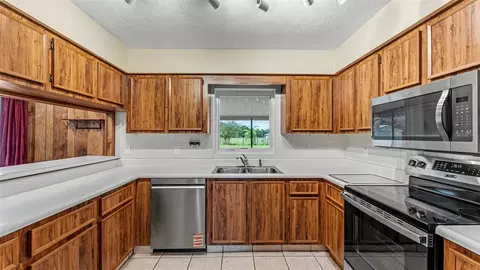 Kitchen - 2742 Dad Weldon Rd, Dover, FL 33527 photo 1 of 2