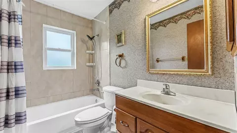 Bath - 2742 Dad Weldon Rd, Dover, FL 33527 photo 2 of 2