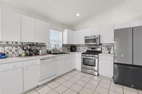 Kitchen - 1102 Vinetree Dr, Brandon, FL 33510 photo 2 of 3