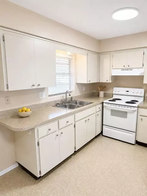 Kitchen - 5222 Bogdonoff Dr, Seffner, FL 33584 photo 2 of 2