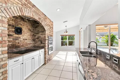 Kitchen - 6637 Thackston Dr, Riverview, FL 33578 photo 5 of 6