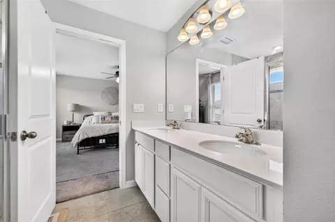 Bath - 11618 Gold Dust Ct, Riverview, FL 33579 photo 5 of 6