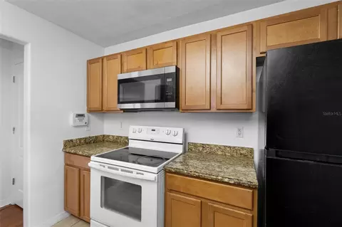 Kitchen - 10931 Keys Gate Dr, Riverview, FL 33579 photo 4 of 4