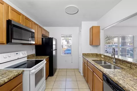 Kitchen - 10931 Keys Gate Dr, Riverview, FL 33579 photo 2 of 4