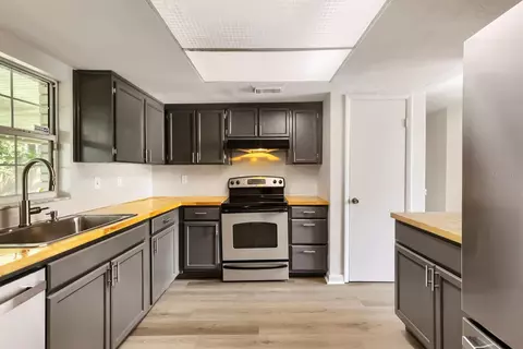 Kitchen - 1418 Oak Valley Dr, Seffner, FL 33584 photo 2 of 2