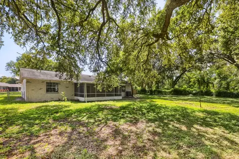 Exterior - 1418 Oak Valley Dr, Seffner, FL 33584 photo 3 of 4