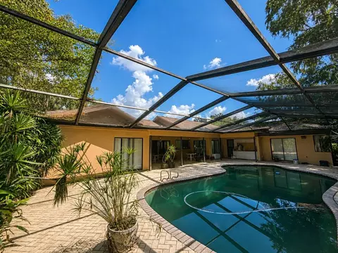 Exterior - 6701 Pemberton View Dr, Seffner, FL 33584 photo 4 of 6