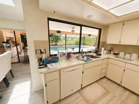 Kitchen - 6701 Pemberton View Dr, Seffner, FL 33584 photo 2 of 3
